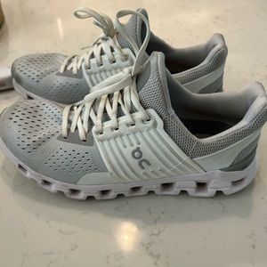 White on cloud running shoes size 7